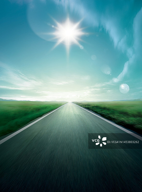驾驶场景：公路、草地、天空、阳光和笔直的道路图片素材