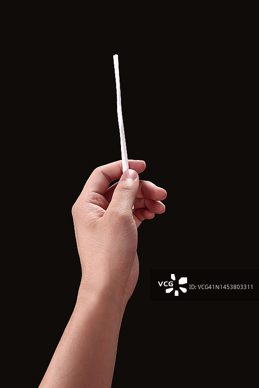 手、男人的手、握住、伸出、棍子、黑色背景图片素材