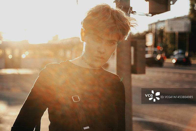 年轻自信的女人在日落时走在街上图片素材