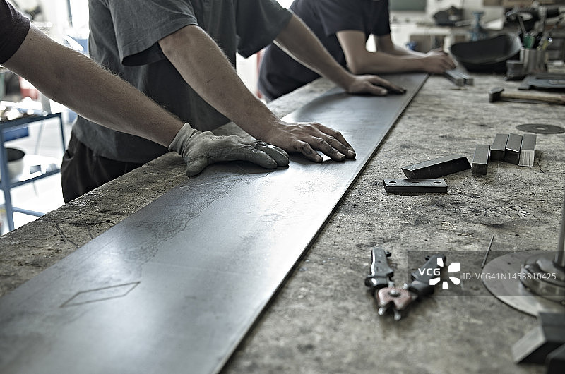 铁匠在金属板上工作图片素材