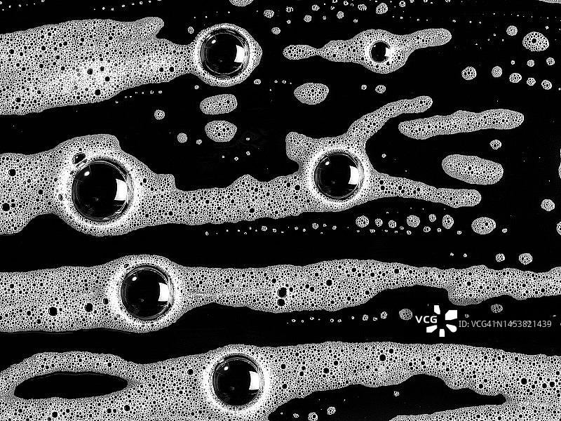 黑色背景上的浴室肥皂泡图片素材