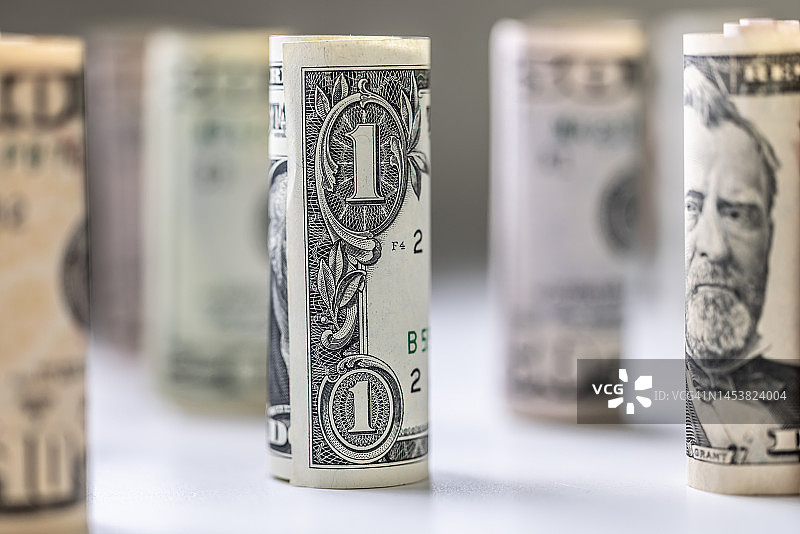 成卷的美国美元纸币，商业金融概念图片素材