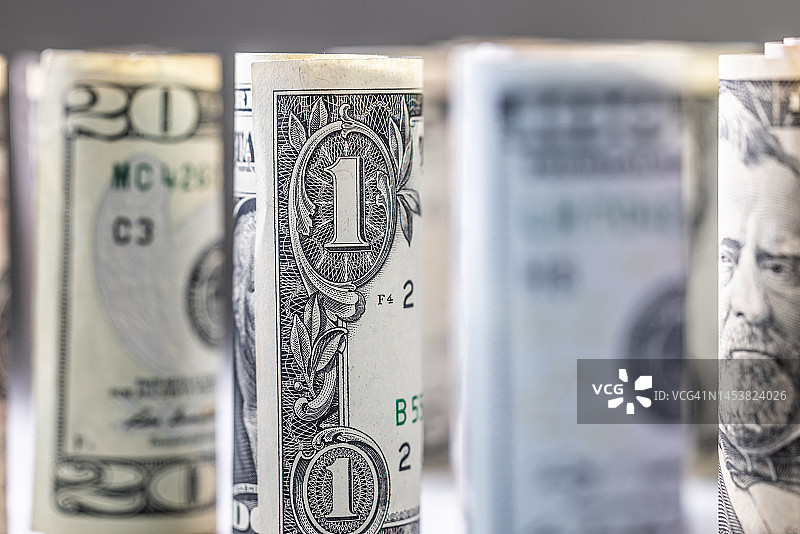 成卷的美国美元纸币，商业金融概念图片素材