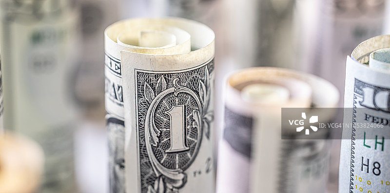 成卷的美国美元纸币，商业金融概念图片素材