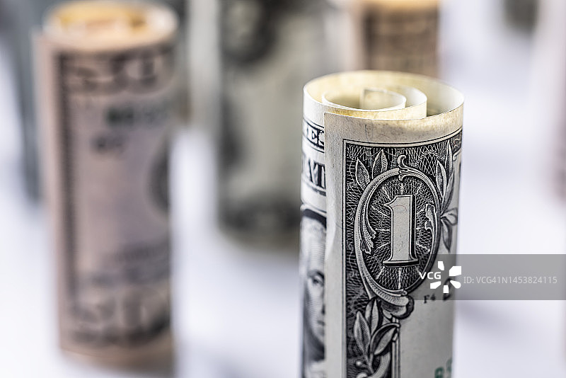 成卷的美国美元纸币，商业金融概念图片素材