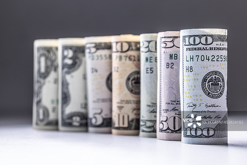 成卷的美国美元纸币，商业金融概念图片素材