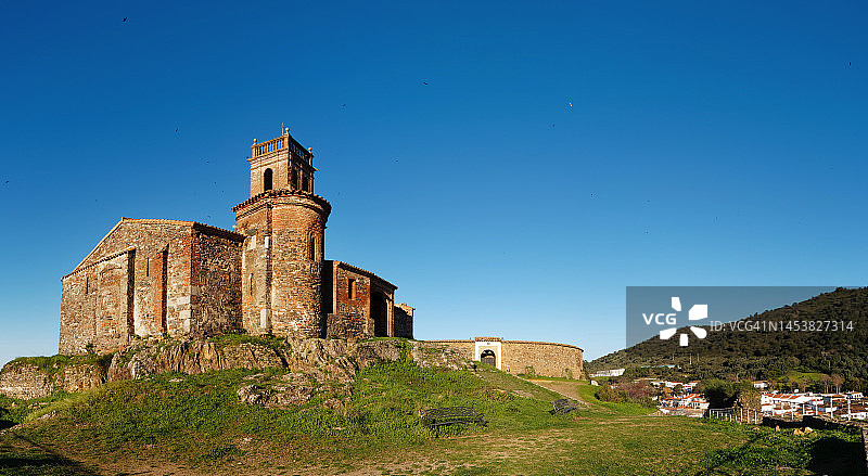 阿尔莫纳斯特拉雷阿尔山顶的清真寺图片素材