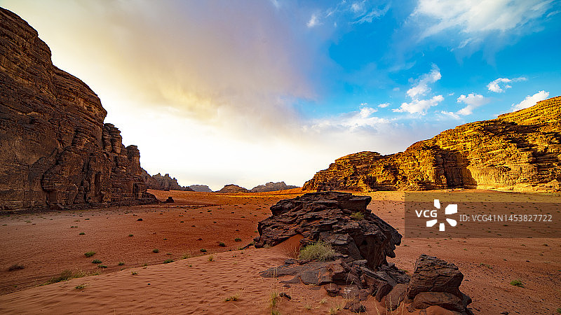 沙漠中的日出图片素材