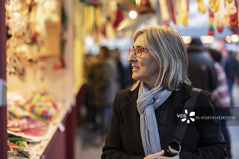中年妇女在街边摊购物图片素材