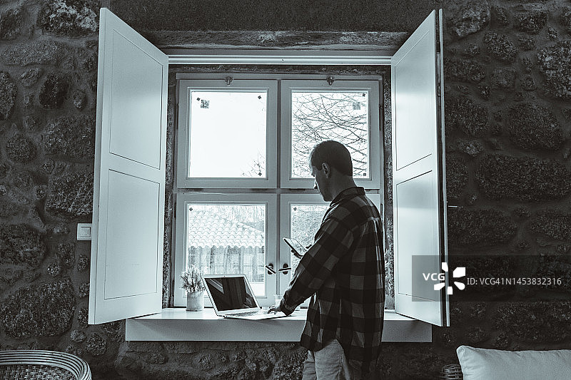 男人在家使用电脑的黑白照片图片素材