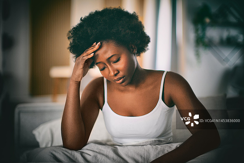 年轻女人清晨头痛图片素材