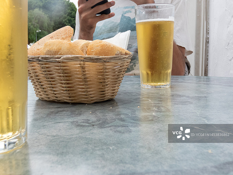 西班牙餐厅里等待美食的两杯啤酒图片素材