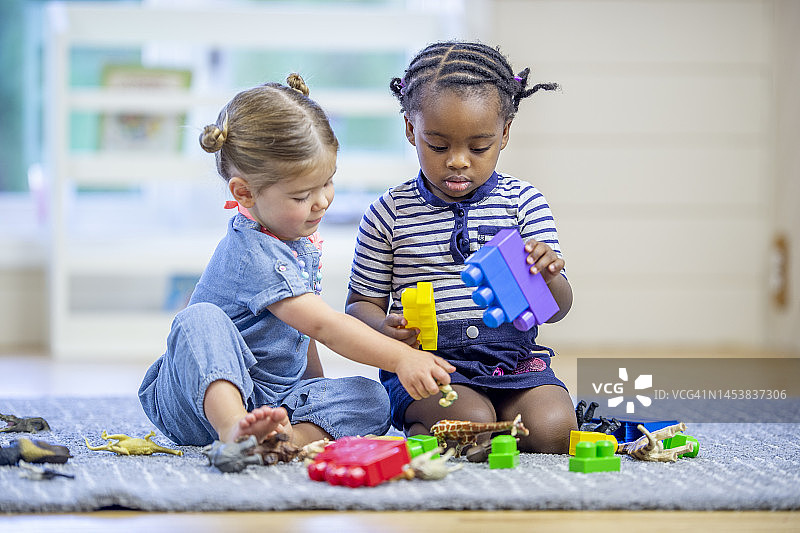玩玩具的幼儿们图片素材