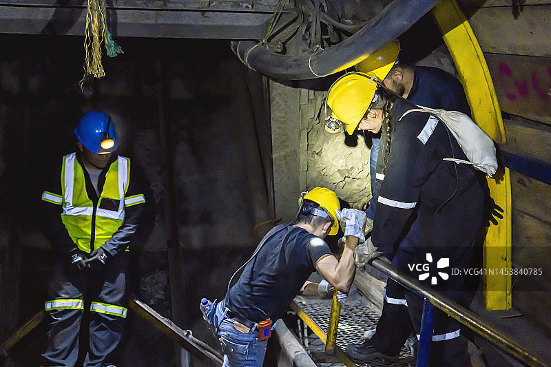 地铁矿井中的煤矿工人图片素材