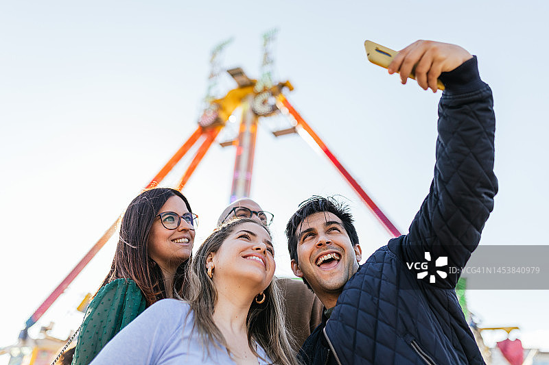 朋友们在游乐园自拍图片素材