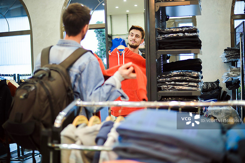 日常购物，购物狂欢，青年男子购物，男性生活方式图片素材