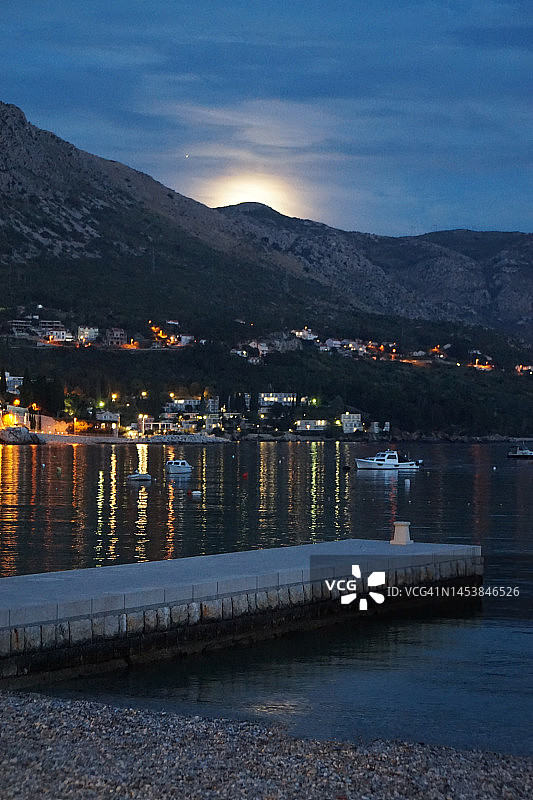 夜晚的斯雷布雷诺海湾与码头，克罗地亚图片素材