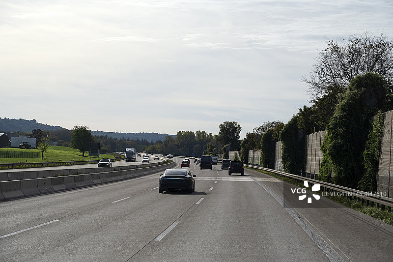 卡尔斯鲁厄附近的高速公路交通图片素材