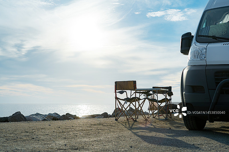 在海滩边露营：度假、房车海滩公路旅行图片素材