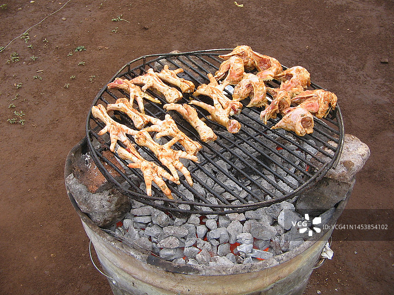 南非烧烤架上的传统非洲小吃：鸡脚和鸡喙。图片素材