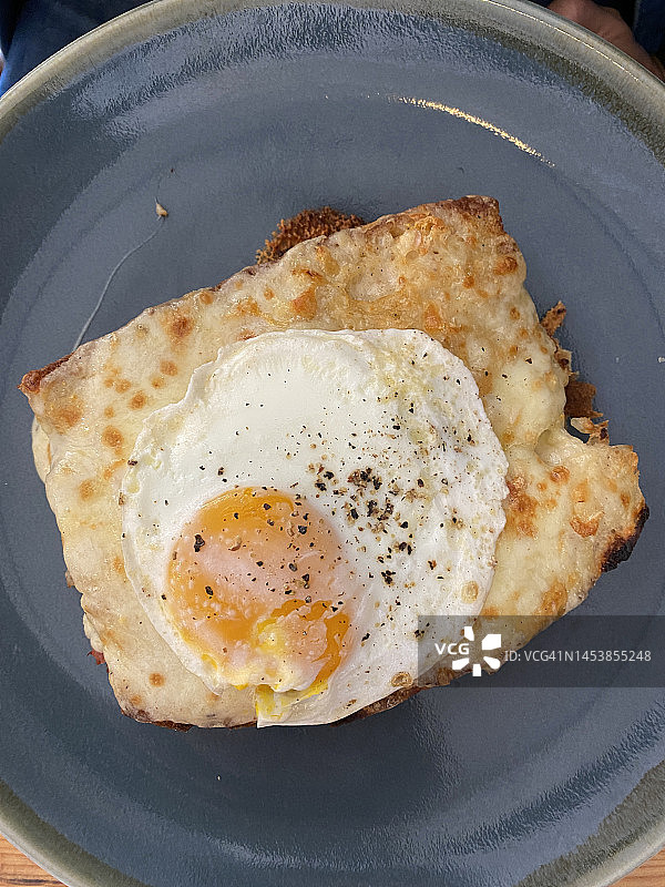 巴黎家庭中的传统法式小吃：克罗克先生三明治图片素材