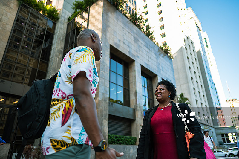 在人行道上交谈的商人和女人图片素材