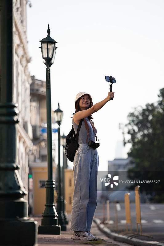 旅行者在城市地标周围自拍图片素材