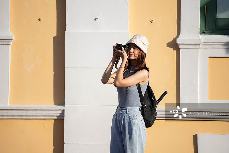 女游客们快乐地拍照图片素材