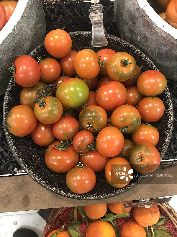 一碗新鲜的有机番茄和樱桃番茄图片素材