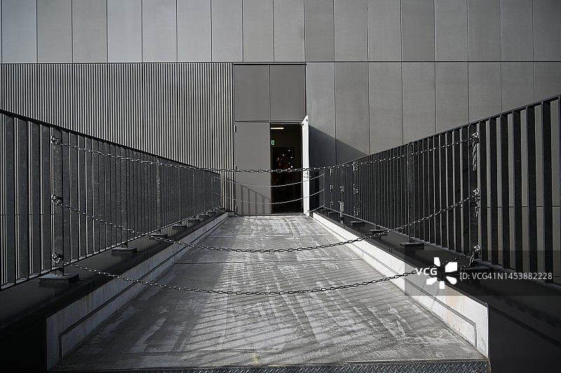 被链条封闭的室外通道，远处有紧急出口图片素材