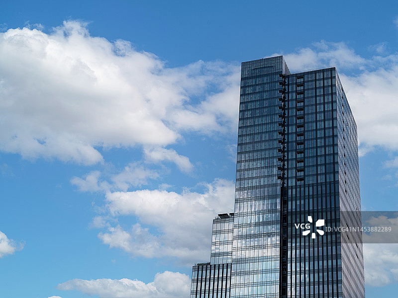 越南胡志明市的全球商业：描绘东南亚城市扩张、城市生活、房地产和气候变化的概念图片素材