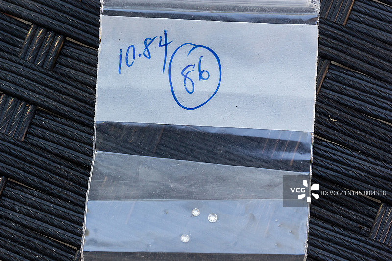 塑料袋中的三颗小钻石图片素材