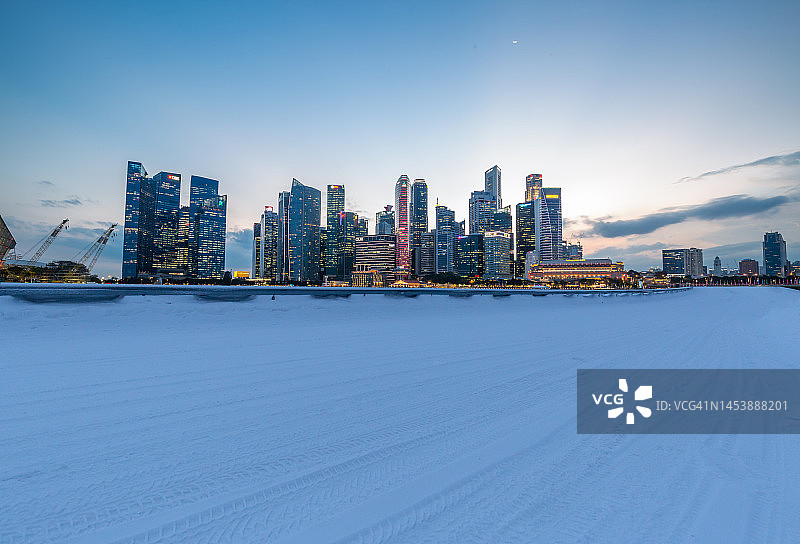 雪路和城市景观图片素材