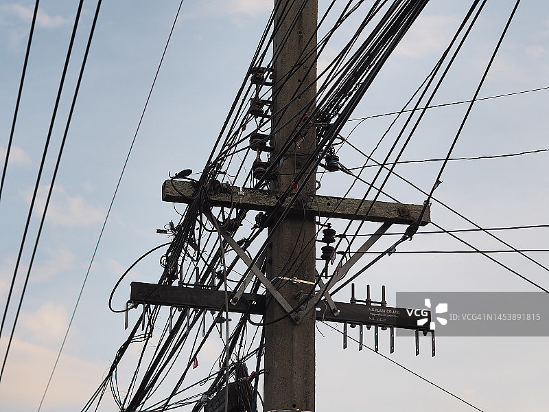 电线杆上的电线缠绕在一起图片素材