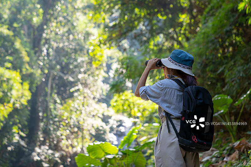 青少年使用双筒望远镜研究自然图片素材