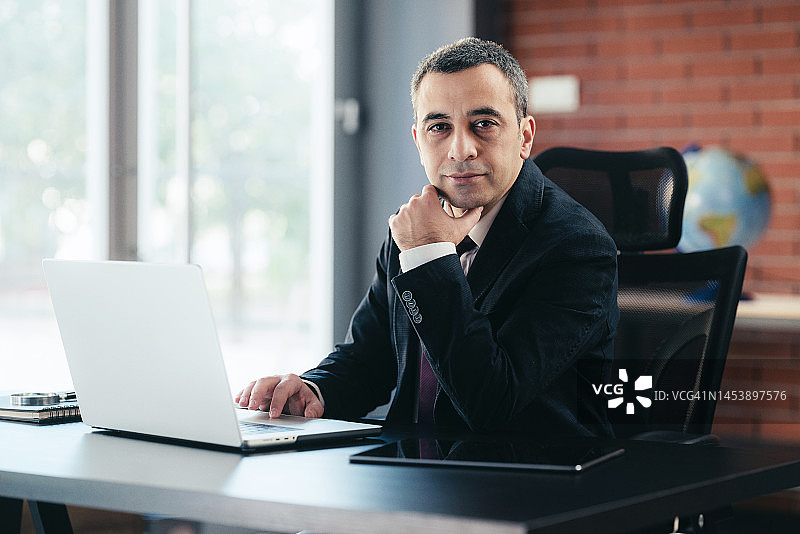 男子在办公室或家中用智能手机、平板电脑和电脑工作图片素材