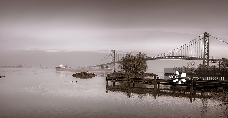 黎明时的形象大使桥-集装箱船图片素材
