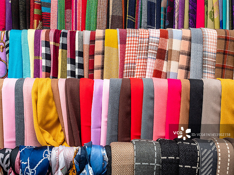 市场上出售的彩色围巾特写图片素材