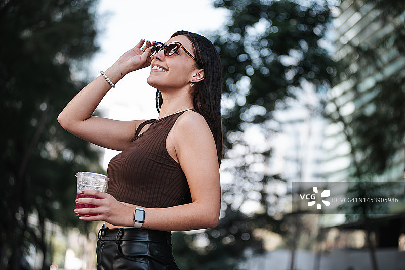 年轻女子在金融区街道上摆姿势图片素材