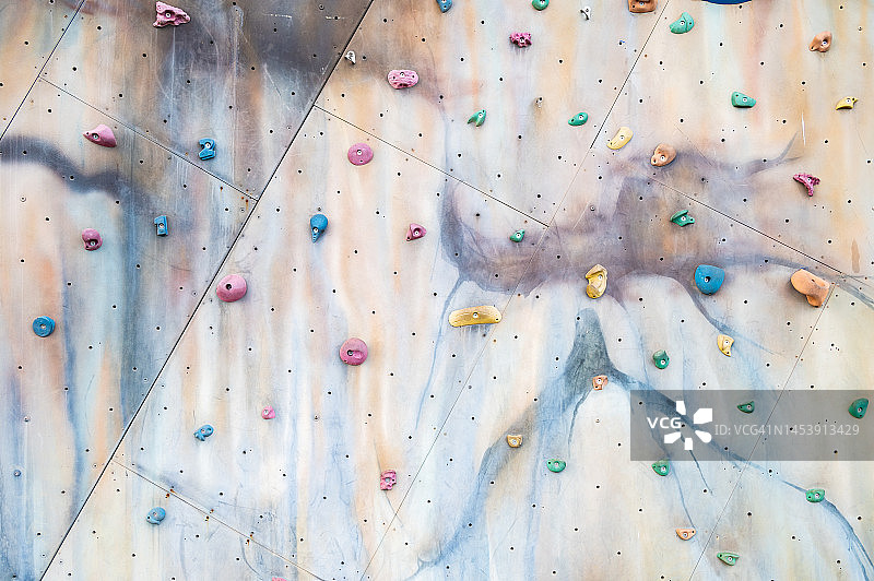 室内攀岩墙的完整画面，由胶合板构成图片素材