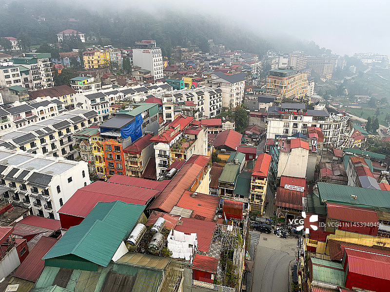 越南沙巴：房屋、公寓和酒店依山而建，沙巴屋顶鸟瞰图图片素材
