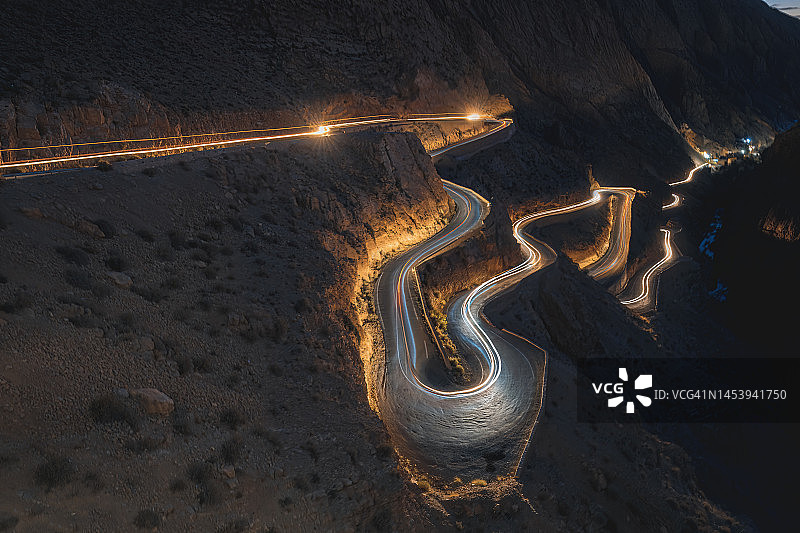 摩洛哥托德拉峡谷盘山公路夜景图片素材