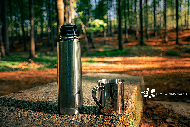 自然环境中的户外热水瓶图片素材