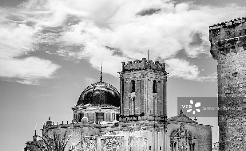 埃尔切与圣玛利亚大教堂的城市风光（黑白摄影）图片素材