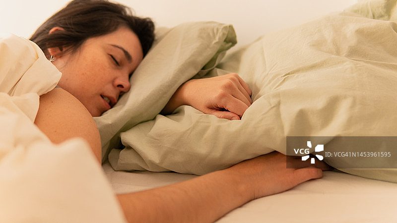 女人睡觉时打鼾图片素材