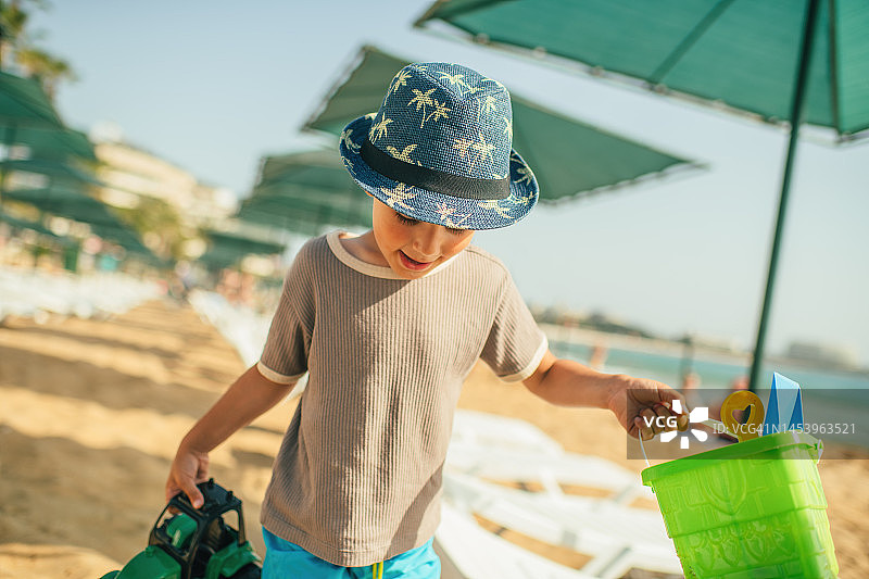 在海滩度假的孩子图片素材