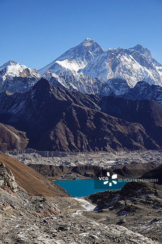 从尼泊尔伦觉拉看到的珠穆朗玛峰图片素材