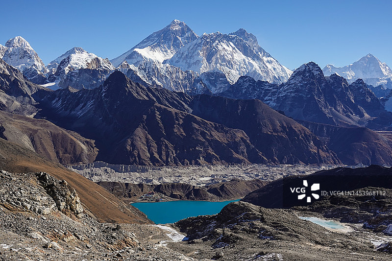 从尼泊尔伦觉拉看到的珠穆朗玛峰图片素材