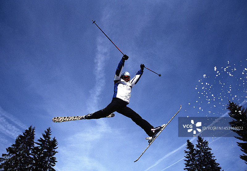 滑雪者在滑雪板上表演自由式技巧图片素材