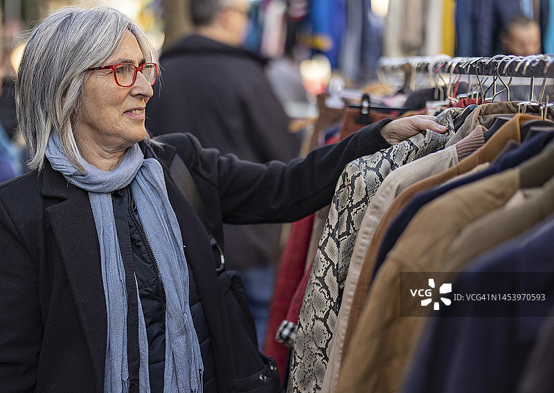 在中街市场挑选衣服的中年妇女图片素材